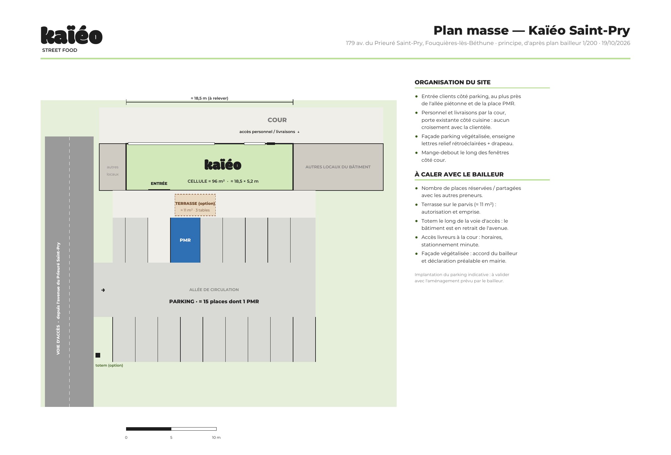 Plan masse : cellule Kaïéo au milieu du bâtiment, cour à l'arrière, parvis et terrasse en option devant, parking d'environ 15 places dont 1 PMR, voie d'accès par la gauche